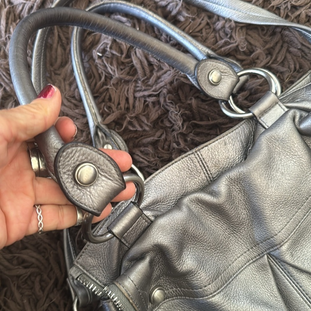 Vintage metallic silver B. Makowsky bag with optional shoulder strap w/ zippers - Picture 4 of 15